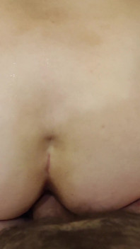 Dulce preñada para milf en cuarto de baño