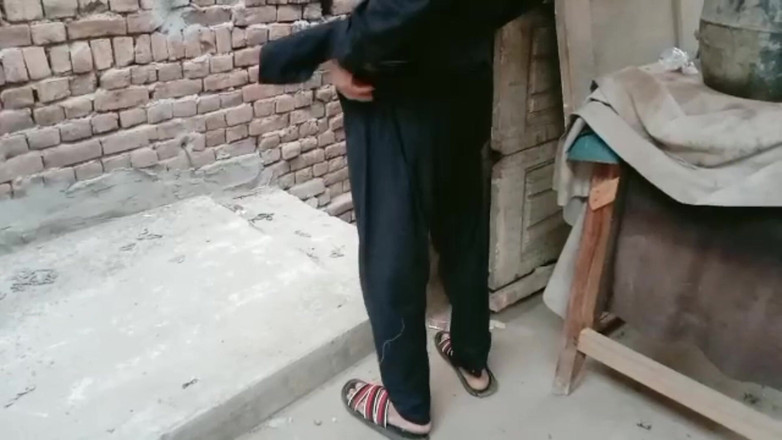 Desiboy gay: Kamar gay penuh seks Pakistan lagi asik ngocok kontol cowok...