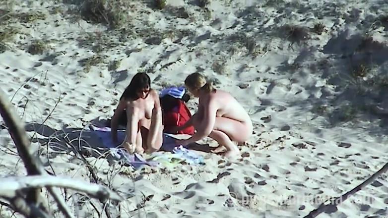 Sextermedia by Pete: Unga Lezzies Älskar Oljemassage På Stranden