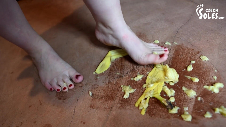 Czech Soles - foot fetish content: Awek besar menghancurkan buah-buahan dan awak dengan kakinya yang besar