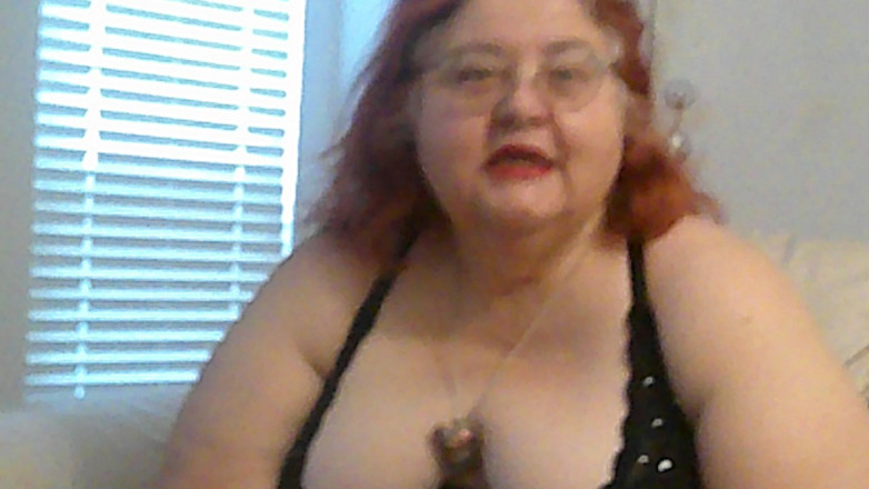 BBW nurse Vicki adventures with friends: Dojrzała gruba ruda pielęgniarka Vicki mówi do ciebie, jak ona...
