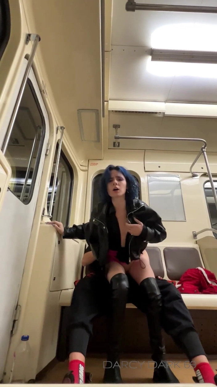 Darcy Dark: Seks w samochodzie metra