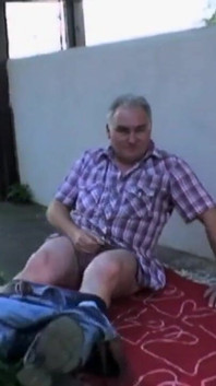 야외에서 젊은 여자와 노인의 섹스