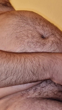 Tres osos peludos follan a pelo y se chupan las pollas