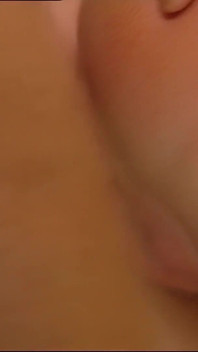 Dès que je me couche sur le canapé, ma copine suce encore