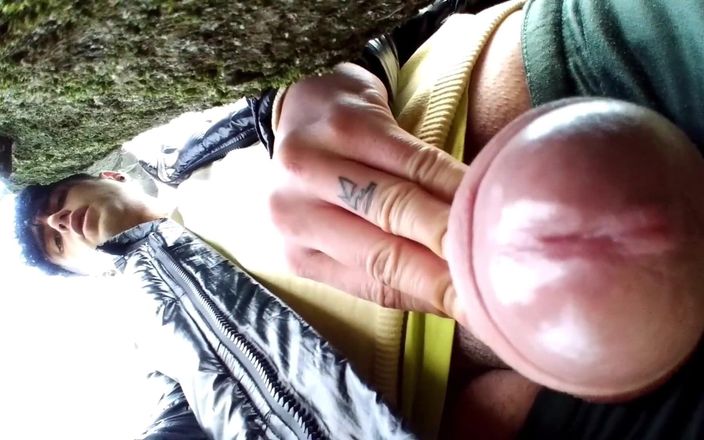 Idmir Sugary: 공원에서 나무 뒤에 사정을 닫고 글랜으로 카메라 렌즈에 정액을 문지르기