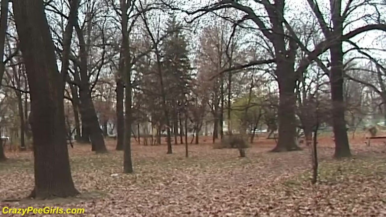 Crazy pee girls: Junges küken pinkelt im park