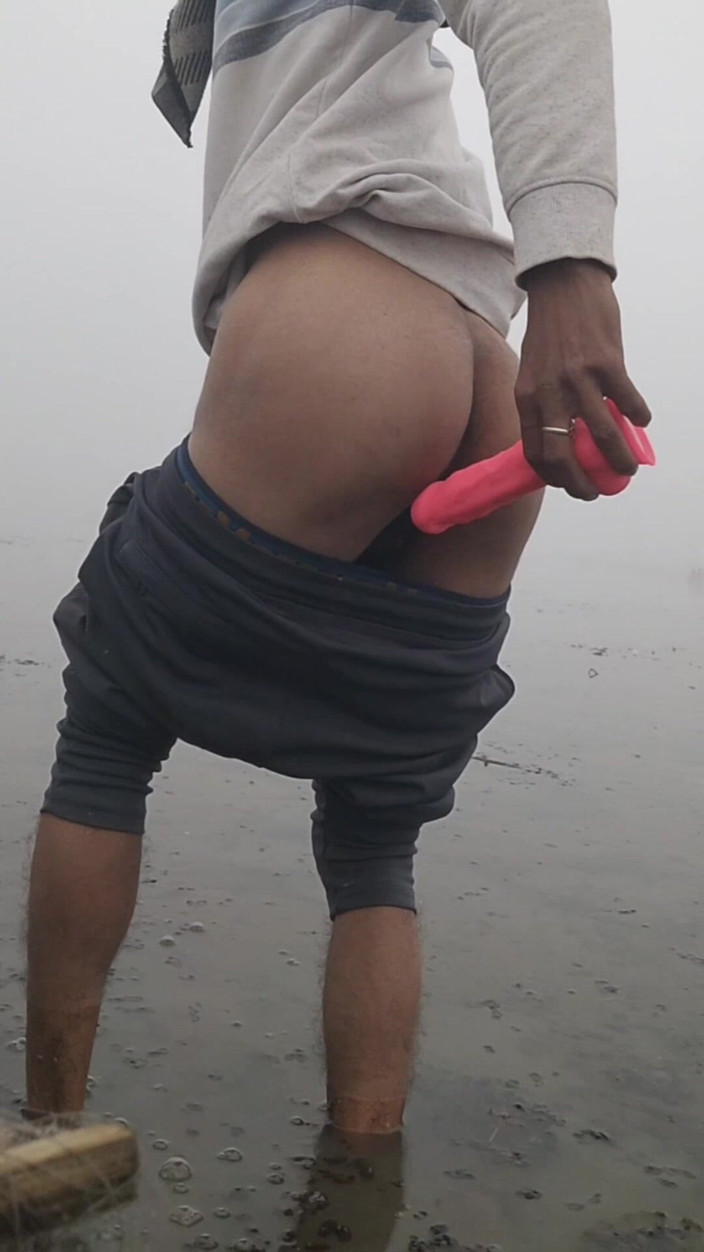 Desimast7: Возбужденный молодой паренек трахает задницу игрушкой внутри пруда