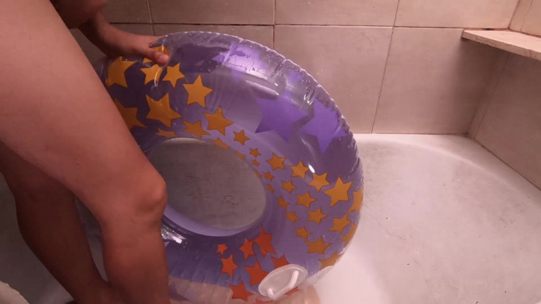 Inflatable Lovers: Bagno con anello da bagno gonfiabile