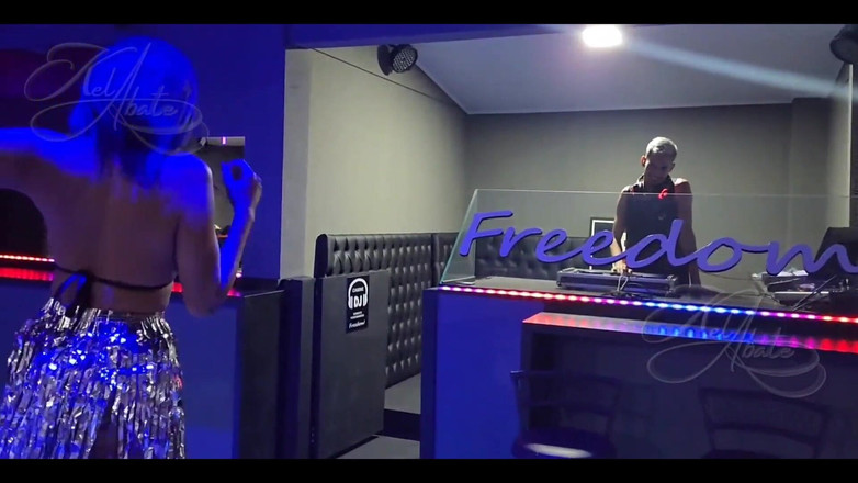 Kel Macettare: 카니발 파티가 끝날 무렵, DJ가 나를 보고 있었고 나는 저항할 수 없었고, 나는 부스에서 그에게 주러 갔다!!