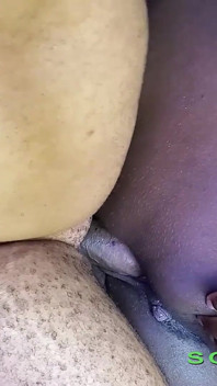 我发现湿莎拉在自己身上用成人玩具，我不得不帮助她 - 我的阴户太湿了，滴水了