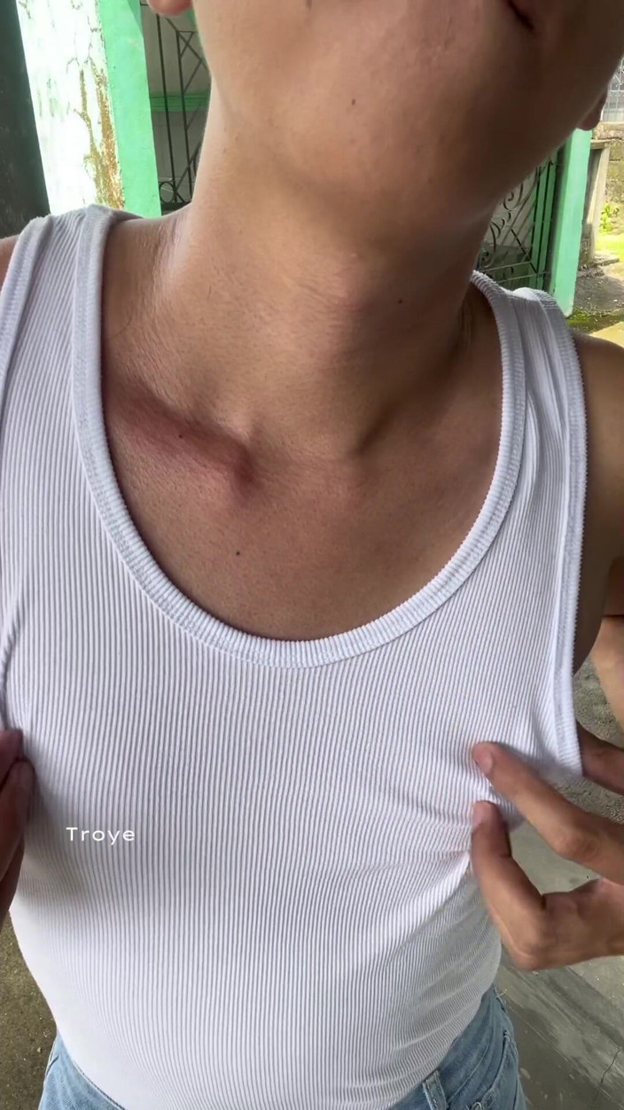Troye_AsianPinoy: Asiatischer junge ist zu heiß in seinem weißen top und...