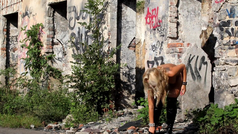 Public Entertainment: MAMĂ SEXY BLONDĂ OBRAZNICĂ ÎN CĂLDURI