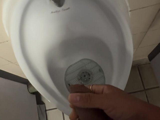 Cruising at Public Toilet in London (Kadu)