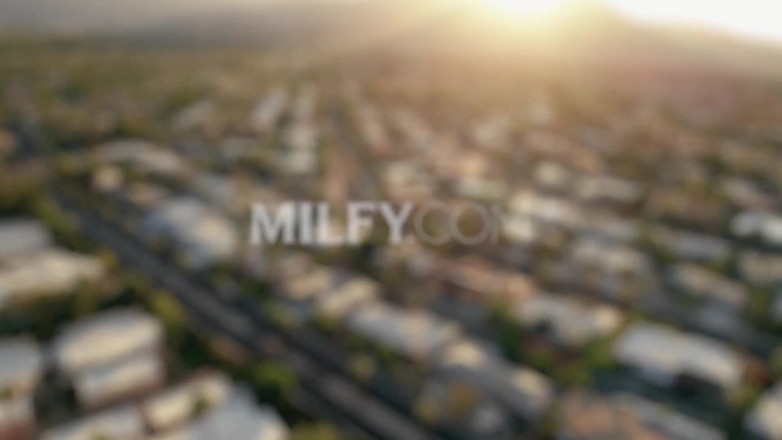 Milfy: Matură sexy Dee înfometată de pulă se fute cu un server...