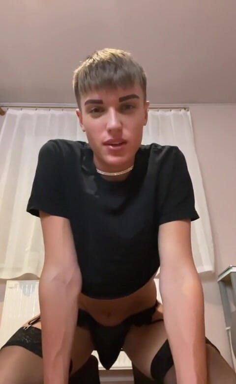 Dreamboy_506: Il femboy cavalca un dildo e sborra duramente