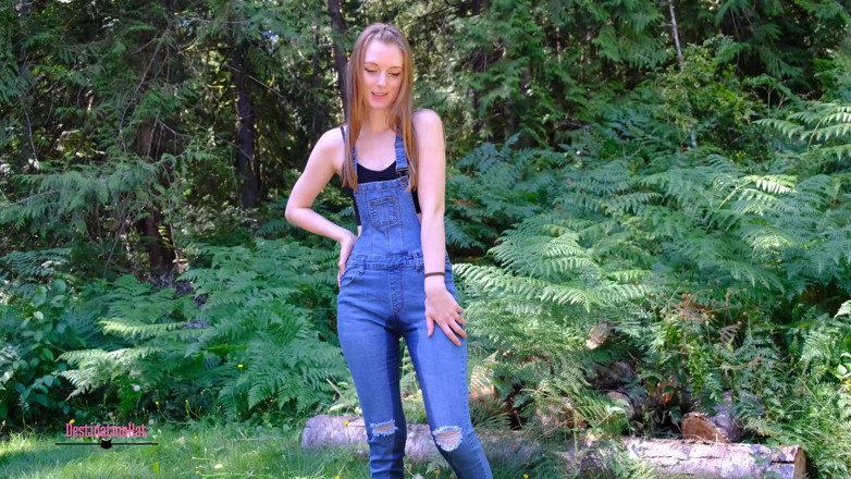 Destination Kat: Elle fait pipi son salopette et se masturbe