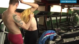 Des copains de gym excités perdent le contrôle et se baisent sans se retenir