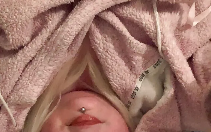 BlancaGirlBBW: BBW Whore Masturbates for the Camera Thinking About You