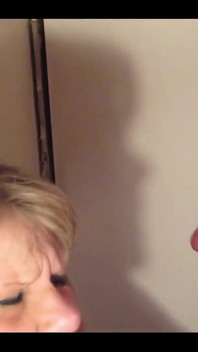 La milf bionda riceve un boccone di sperma