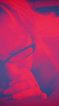 Glückliches mädchen brynn - rotes licht spezielles pOV-blowjob-erlebnis