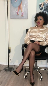 Ebony sekretářka bez kalhotek kancelář Tease: Sledujte její mokrou kundičku, Šéf-monica Jade