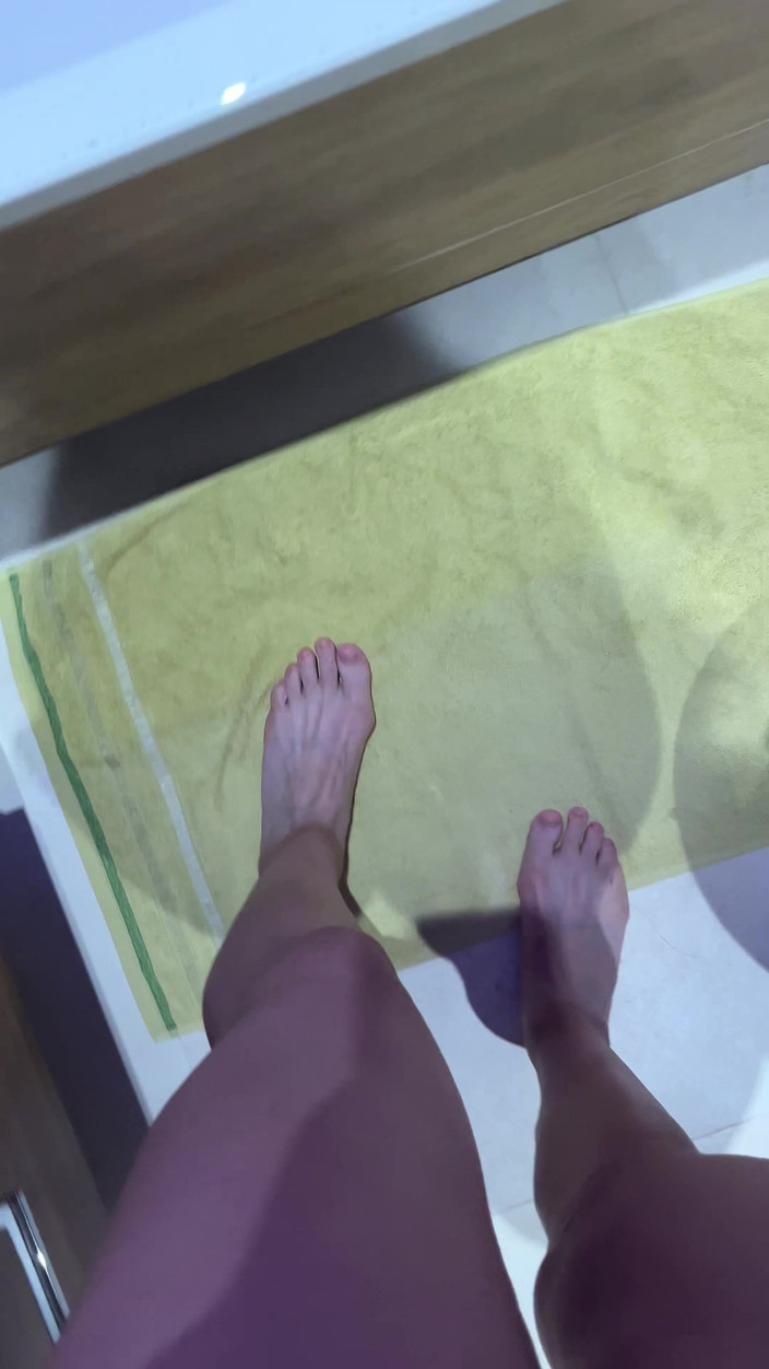 Feet: 裸足で歩く