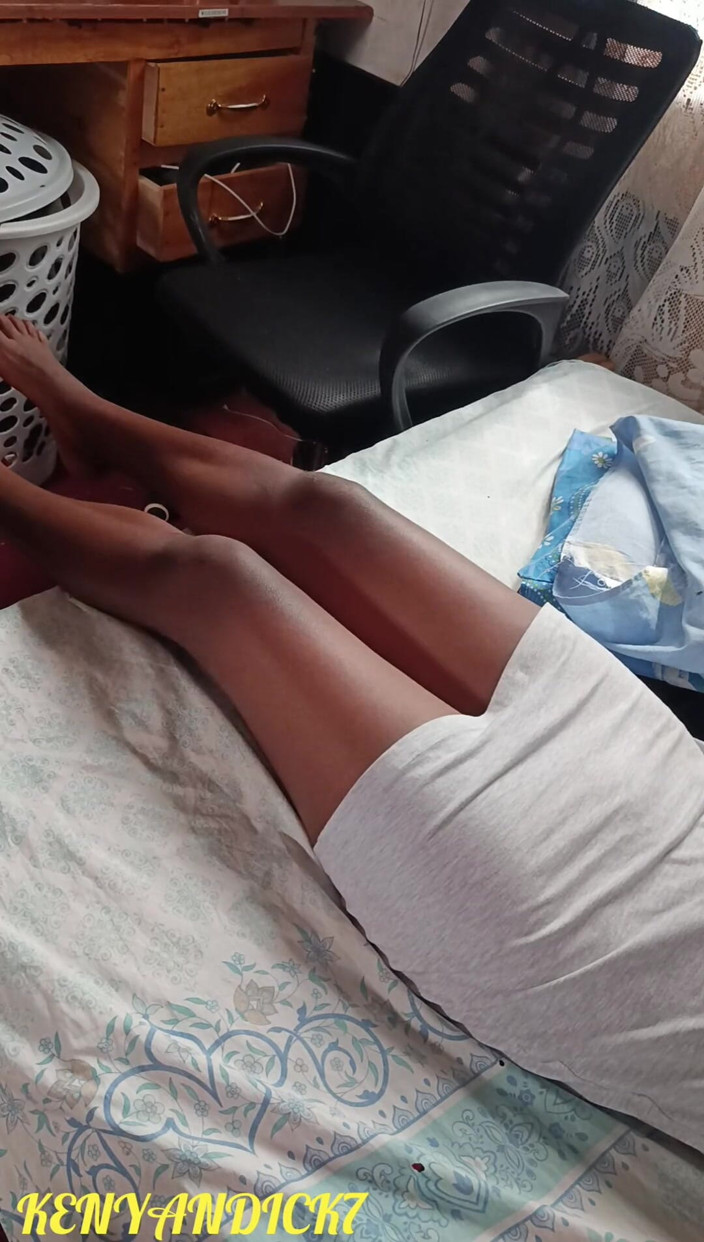 Kenyan Dick7: सुबह की ग्लोरी बालों वाली चूत वाली खूबसूरत चॉकलेट महिला को चोद रही है क्योंकि वह खुशी के लिए कराह रही है