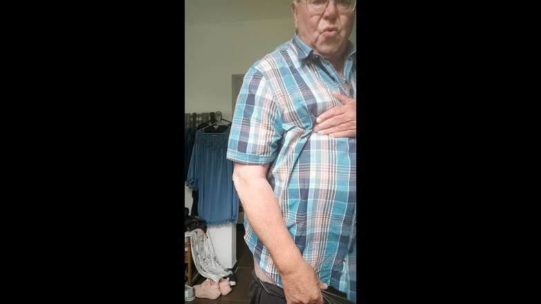 Karlchengeil: Istriku udah udah ngentot pakai ikat pinggang