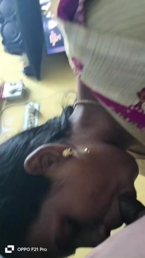 kaaiya: Isteri dengan Sarees Kneel Blow Job