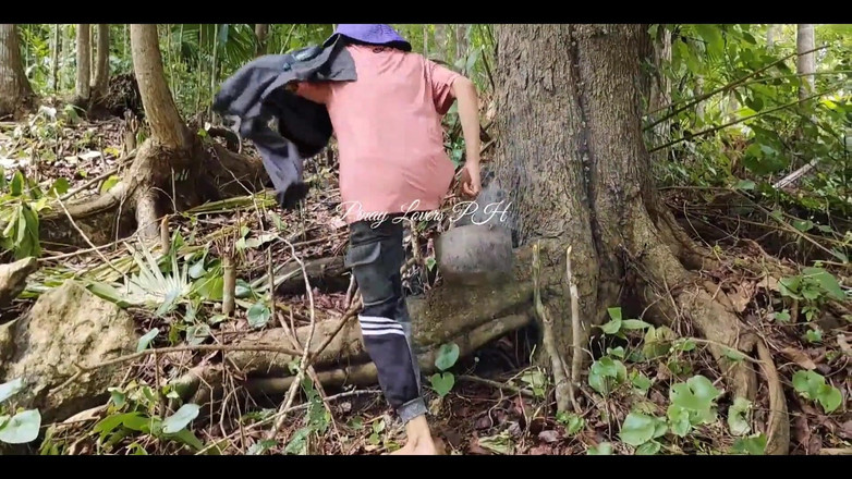 Vixenn Cruz: Girlfriend Facilitates Sex in the Forest so Mister Won't Catch...