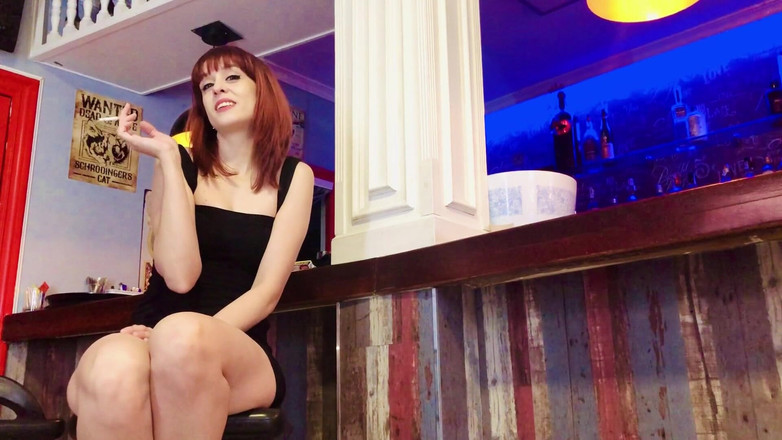 Candystart Videos: Fumer dans un bar sans string