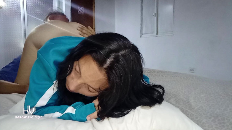 KarameloVzla: 继女婊子为继父站起来等待她的屁股