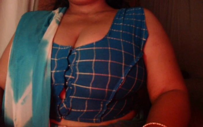 HotGirl21: Une fille desi sexy montre ses gros seins et se...