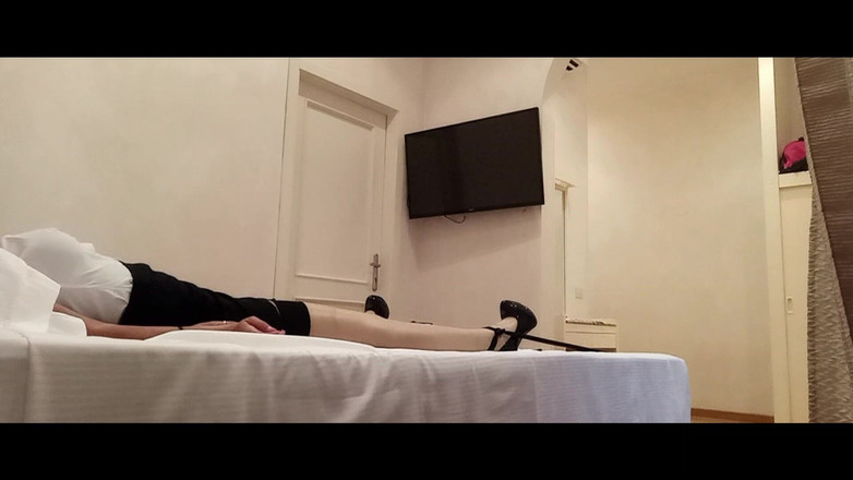 LauraOnHeels: MILF in Autoreggenti E Tacchi, Legata E Scopata