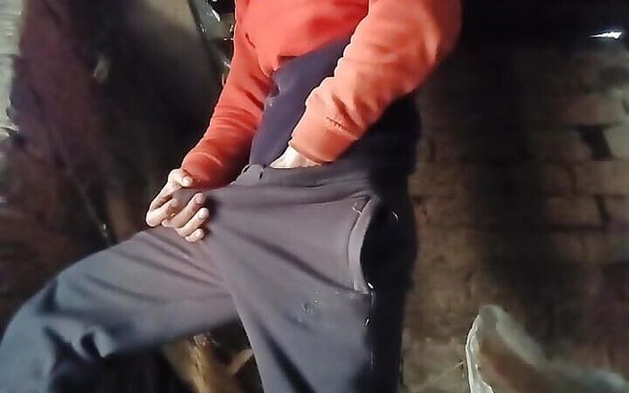 Gangbang straight: Zwarte spoorbroek masturberen in kleedkamer