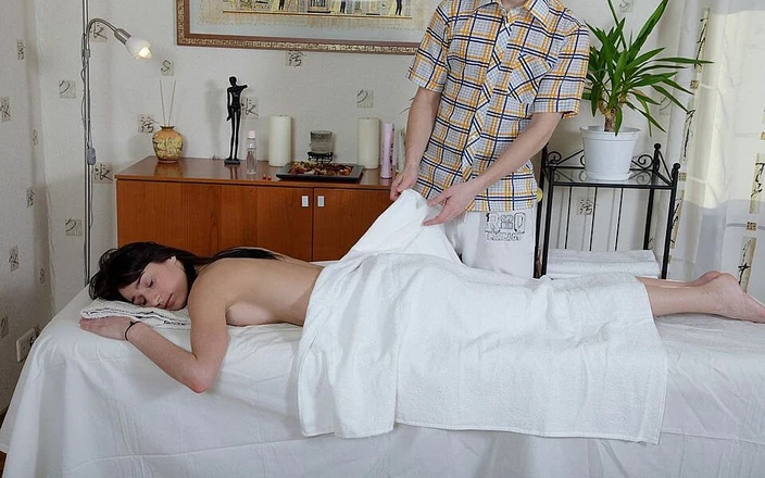 Fresh Wet Pussy: Elle a dix-huit ans et Aziza Igamberdieva d'origine russe au...