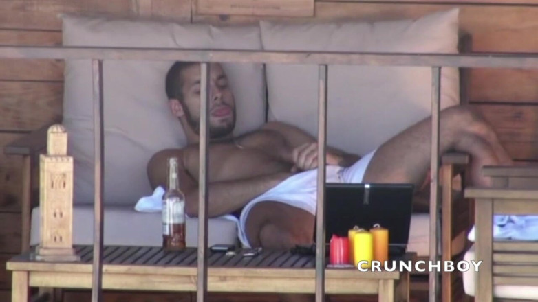 STRAIGHT BOY CURIOUS: Beruang Arab straigth menunjukkan cokc besarnya di luar ruangan