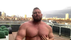 Jack stacked: Constructor de plancha, doblando los músculos, flexión y midiendo