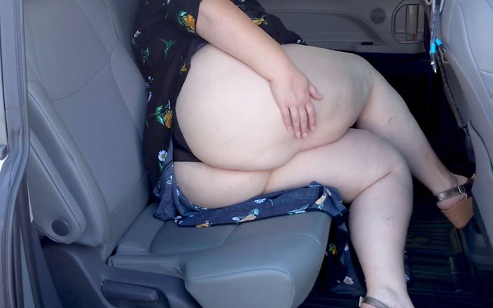 Big ass BBW MILF: Гарячу сексуальну товстушку з великою дупою публічно спіймали за смоктанням чорного члена в машині