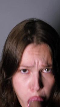 Başka bir kızla karıştırıldım ve bir grup erkek tarafından seviştim. Sanal Seks