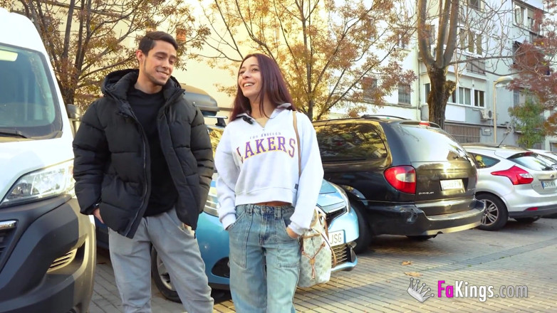 FAKings: Sofia Sweet Secrett mengongkek kawan-kawan dengan zakar besar