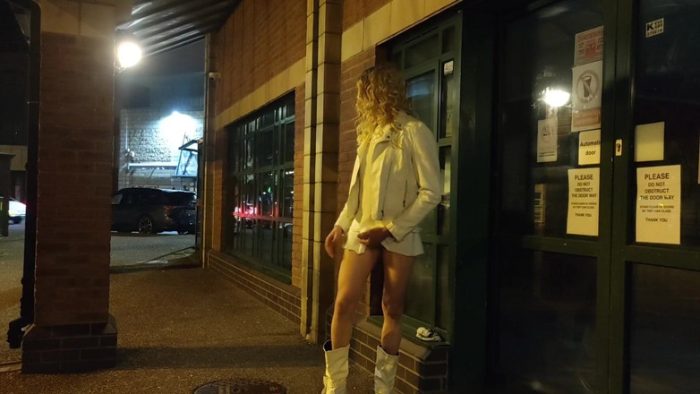 The Midnight Minx: Ukazování autobusového nádraží