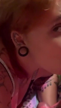 La ragazza trans e sua moglie invitano un uomo a unirsi a loro in un threesome