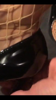 Pantoful Louboutin atârnă. Negru clasic. Stil clasic fără efort.