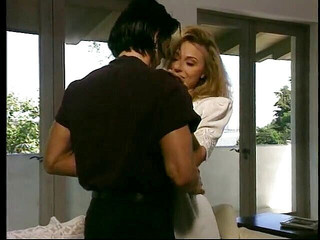 The Anal Queens: Cewek semok rambut pirang lagi asik nyepong kontol di sofa