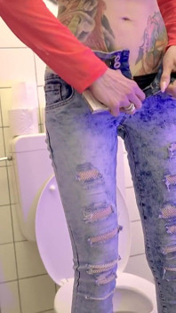 Prsatá MILFka Tanya Virago miluje sát ptáky skrz gloryhole