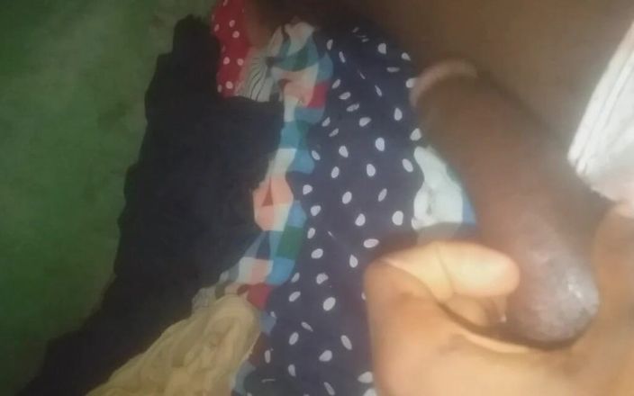 Badman4606: Aku mergokin dia lagi asik masturbasi di kamarnya.