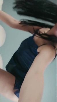 Milf mueve eróticamente y menea su culo, ¡realmente quiere que tu polla entre en su culo! Desgarrada