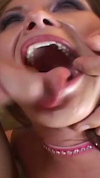 La dolce fidanzata mora e l'adorabile fidanzato vengono a pecorina appassionata insieme in cucina